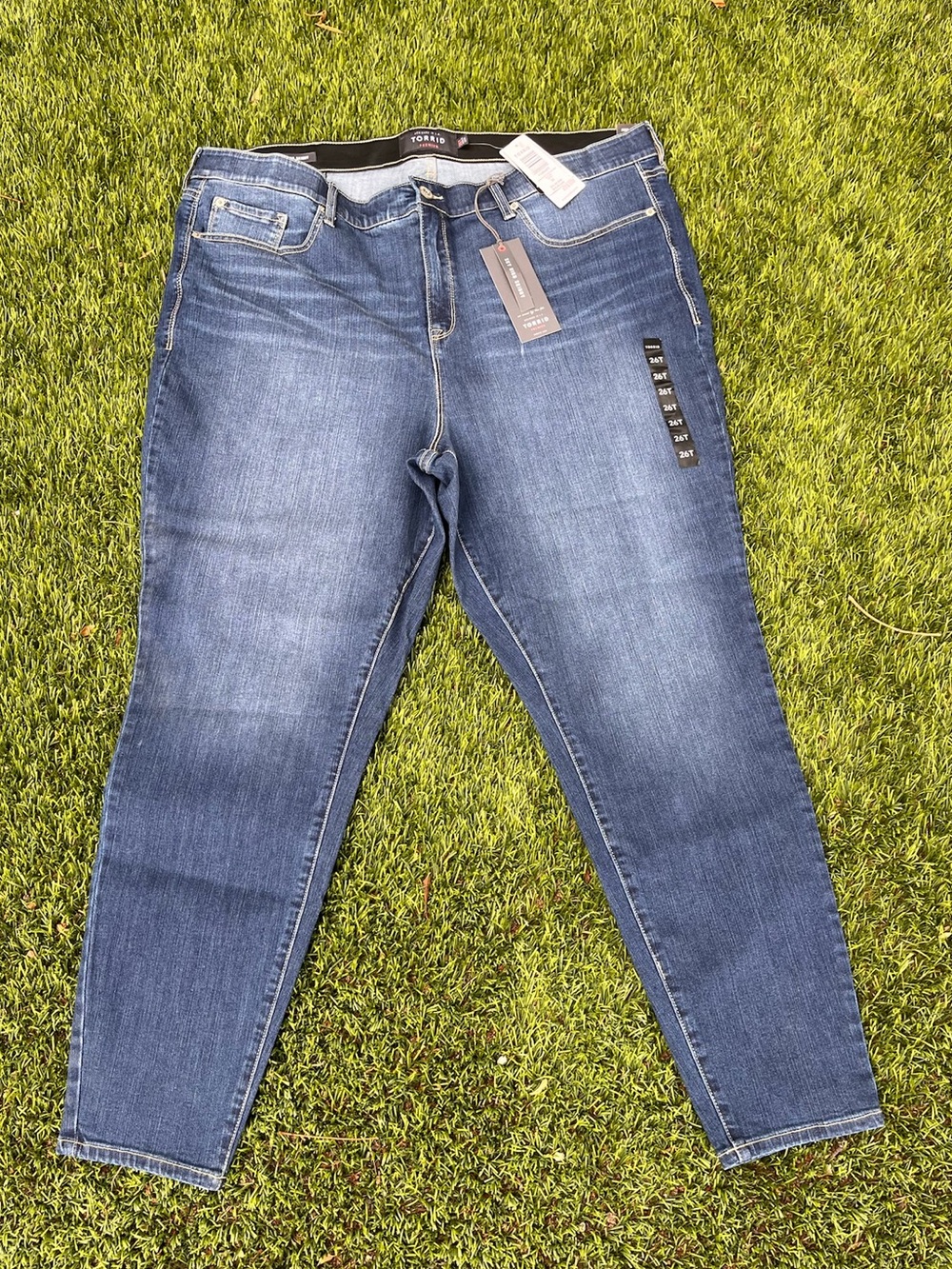 NWT Torrid Premium "Sky High Skinny" jeans - Size 26